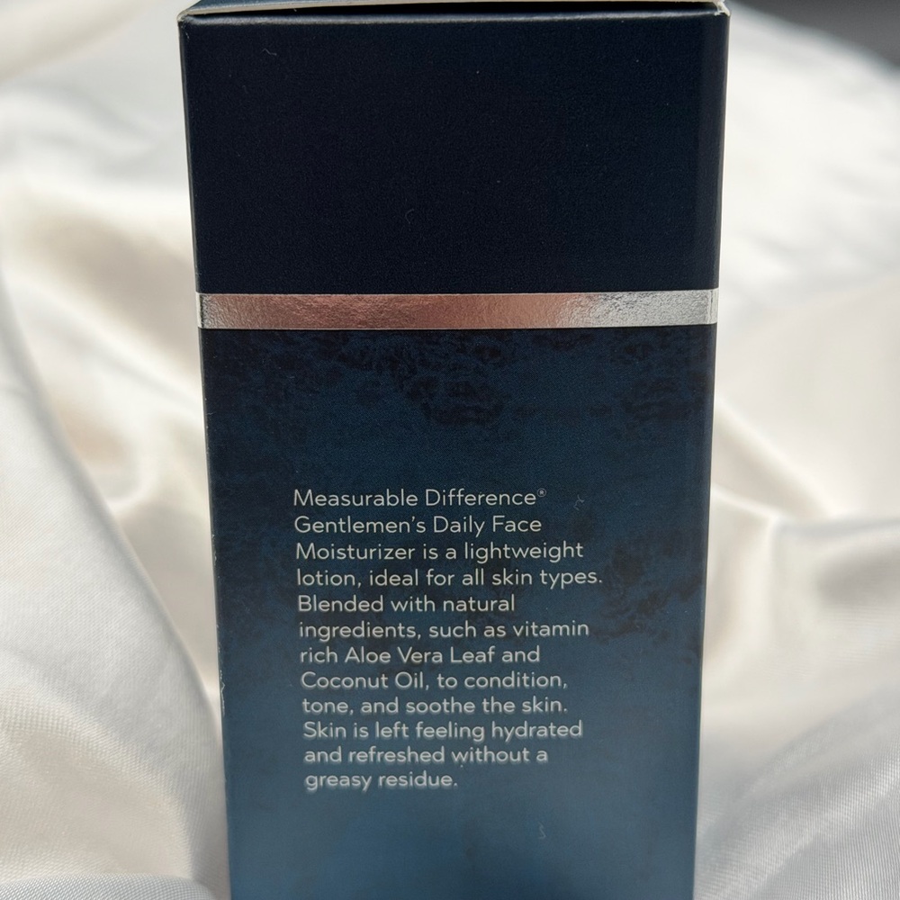 Gentlemen’s Daily Face Moisturizer - Black and White - Picture 3 of 7